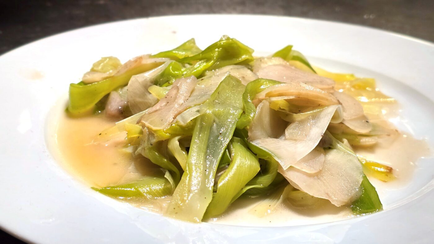 Gesmoorde aardperen met lente-ui