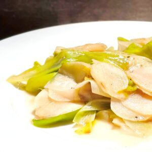 Gesmoorde aardperen met lente-ui