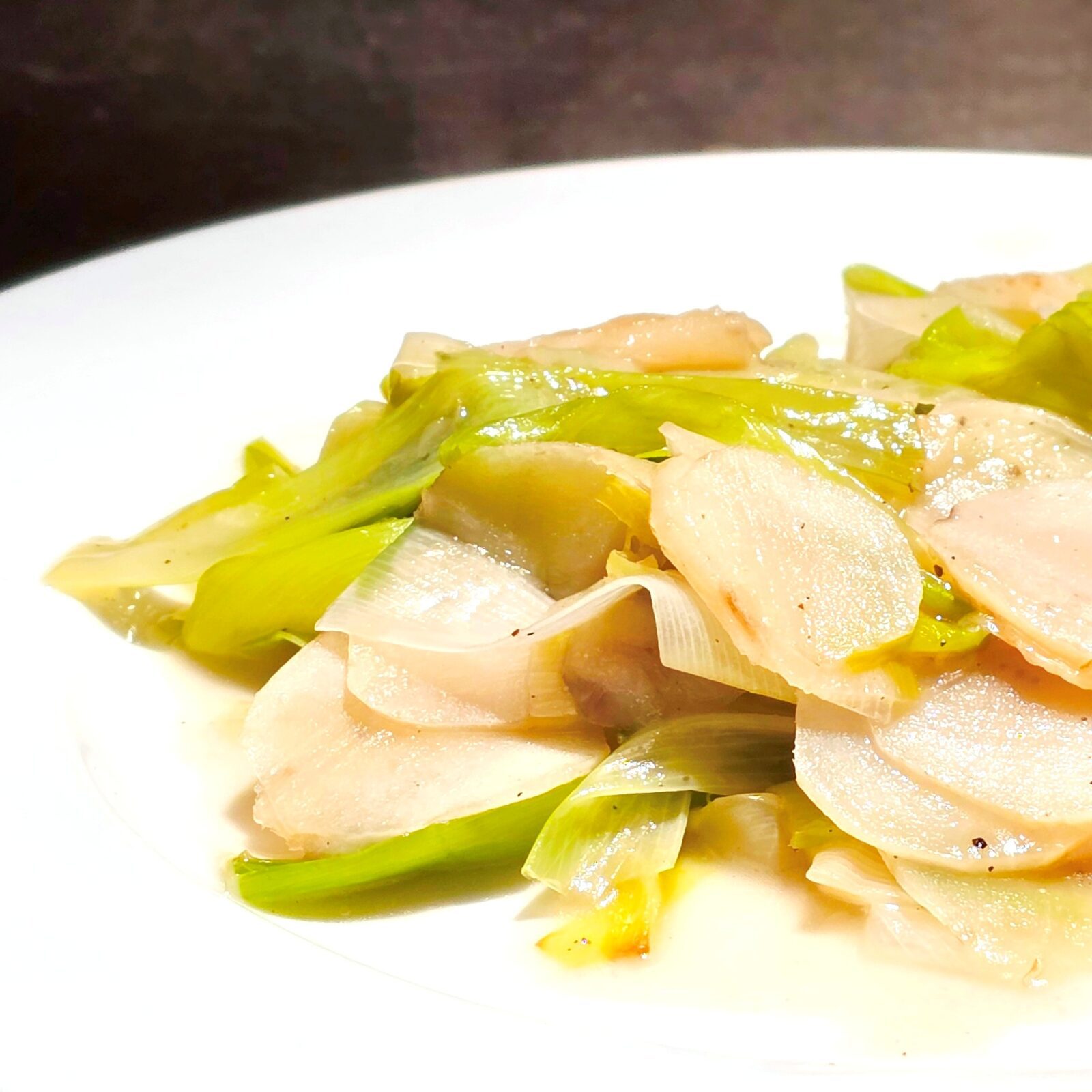 Gesmoorde aardperen met lente-ui