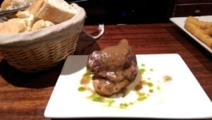 Uit eten in Spanje - Oiartzun - pintxos varkenswang 1