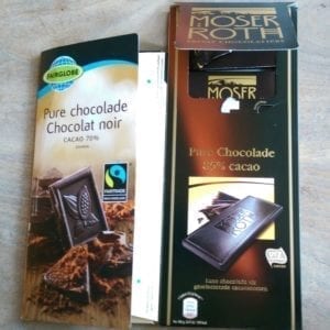 Onmogelijk goedkope chocola. Links van Lidl (met fairtrade), rechts van Aldi.
