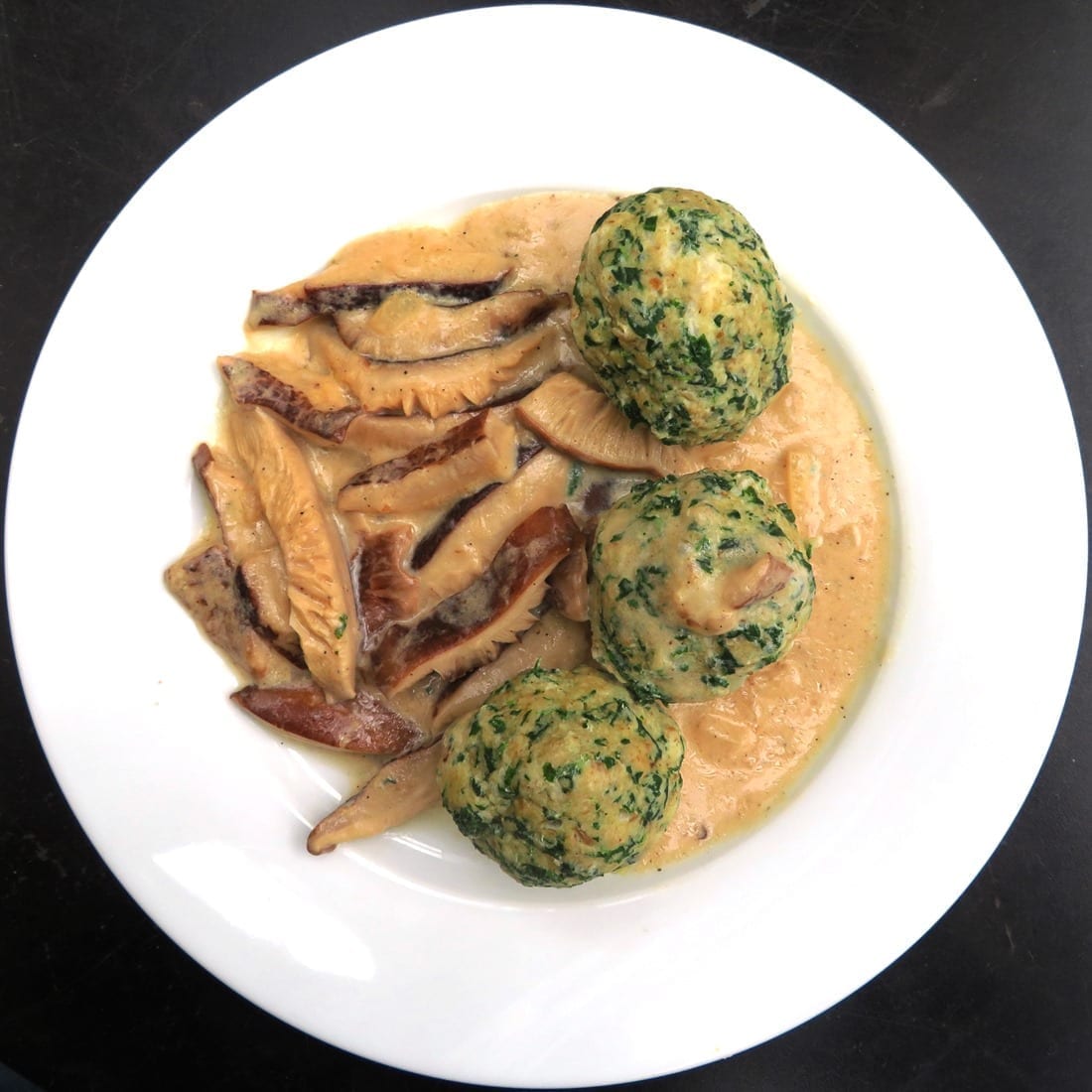 Brandnetelknödel met shiitakes