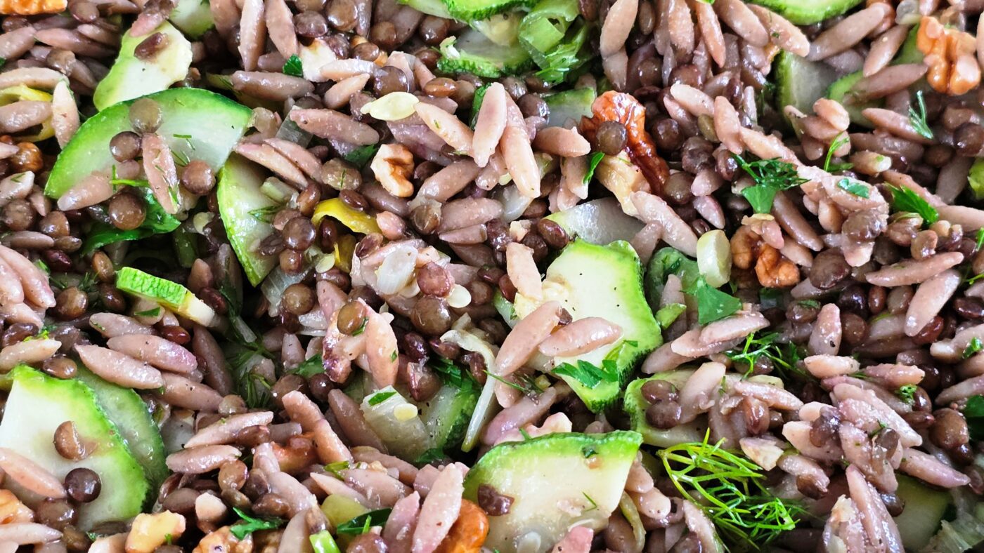 Salade van orzo, linzen en courgette
