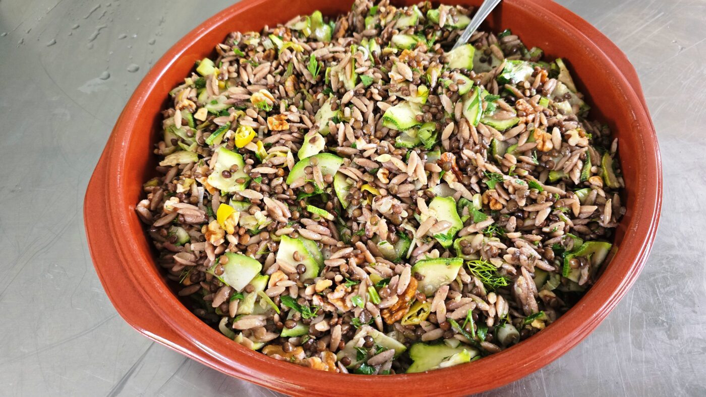 Salade van orzo, linzen en courgette