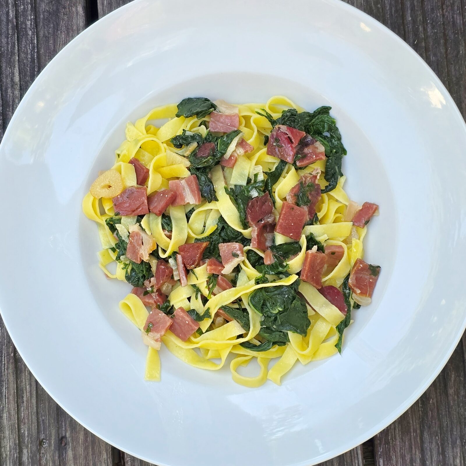 Pasta con espinacas y jamón de trevélez