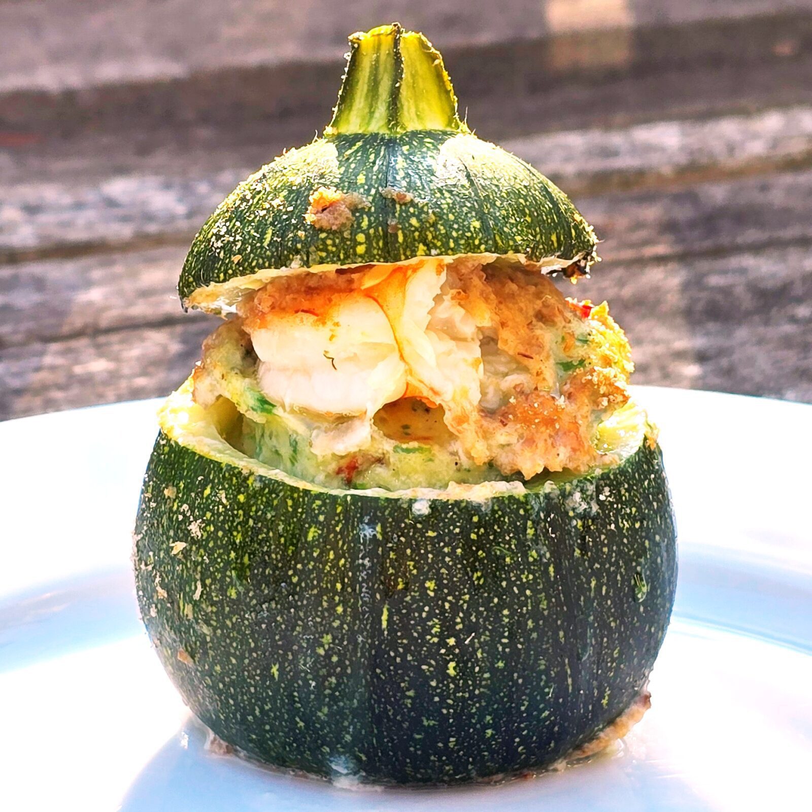 Met grote garnalen gevulde bolcourgette