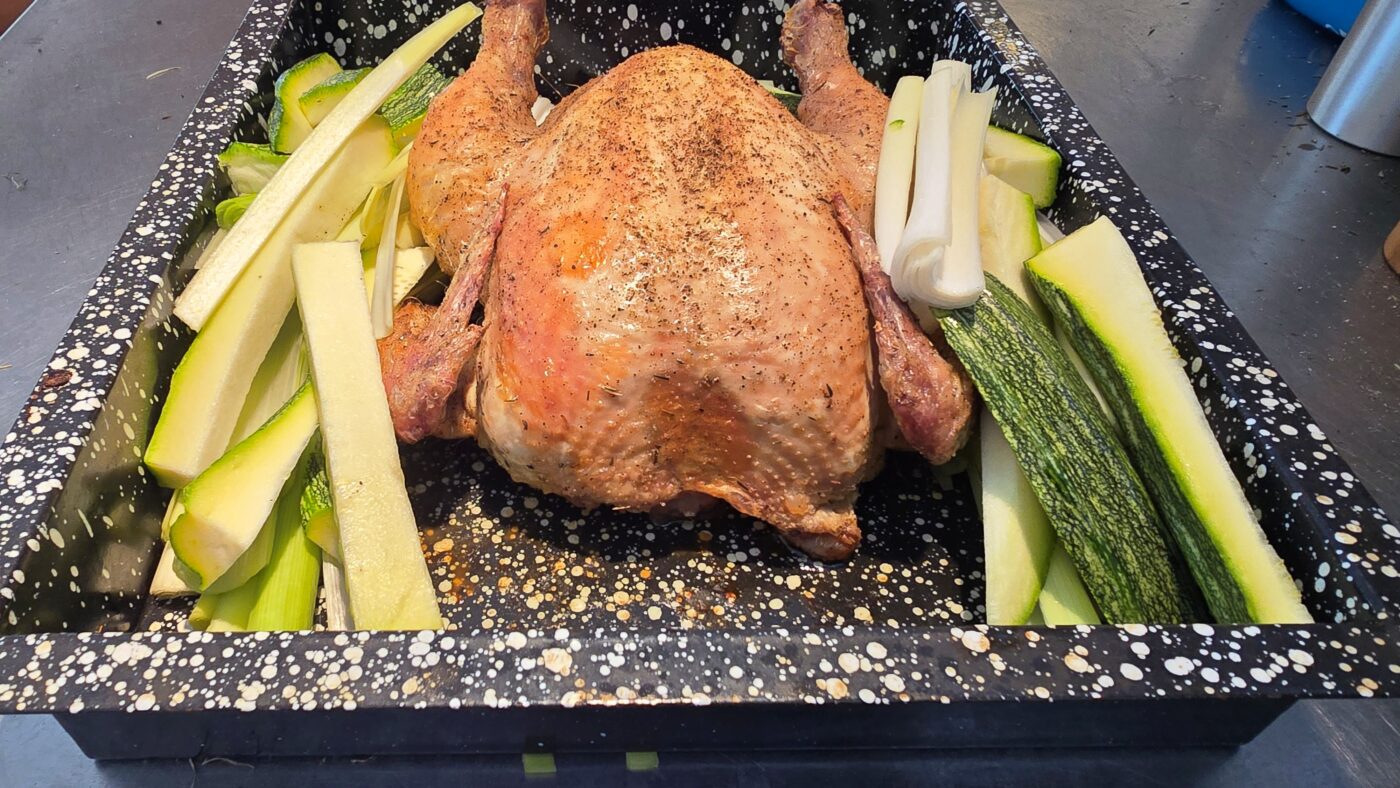 Hele kip met courgette en prei