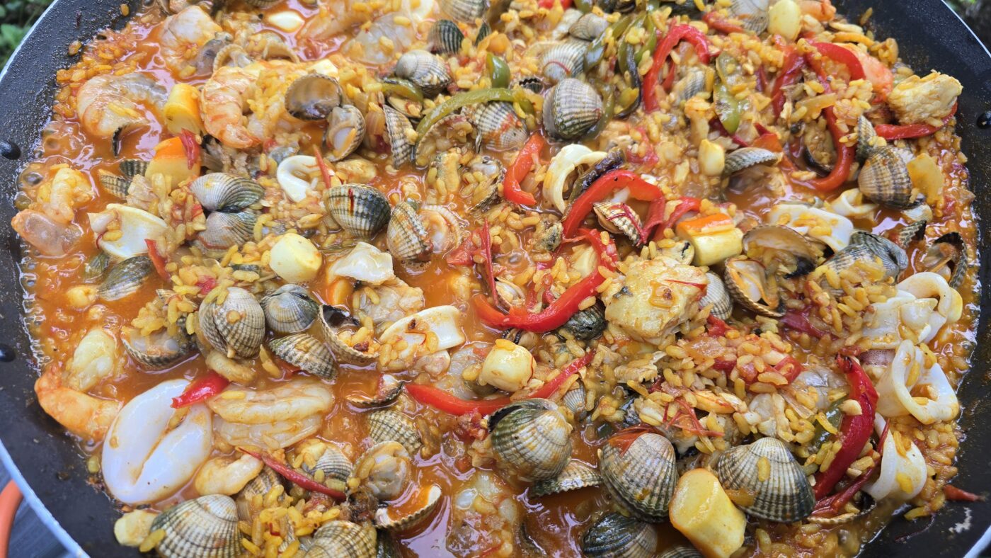 Dit is een verrukkelijke paella met fruits de mer, zeevruchten of noem het schelpen en vis. In elk geval bevatte het inktvisringen, venusschelpen (vongole), mosselen, garnalen en grote garnalen en inktvisjs, d.w.z. we hebben de pijlinktvissen leeggehaald, de 'tube' in ringen gesneden en het lijfje met de tentakels ook in de pan gegooid.