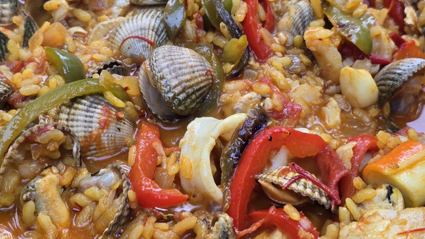 Dit is een verrukkelijke paella met fruits de mer, zeevruchten of noem het schelpen en vis. In elk geval bevatte het inktvisringen, venusschelpen (vongole), mosselen, garnalen en grote garnalen en inktvisjs, d.w.z. we hebben de pijlinktvissen leeggehaald, de 'tube' in ringen gesneden en het lijfje met de tentakels ook in de pan gegooid.
