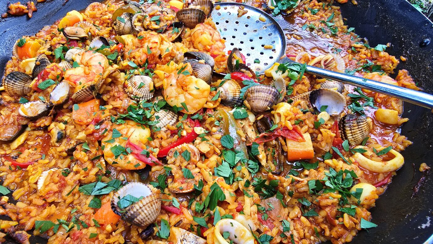 Dit is een verrukkelijke paella met fruits de mer, zeevruchten of noem het schelpen en vis. In elk geval bevatte het inktvisringen, venusschelpen (vongole), mosselen, garnalen en grote garnalen en inktvisjs, d.w.z. we hebben de pijlinktvissen leeggehaald, de 'tube' in ringen gesneden en het lijfje met de tentakels ook in de pan gegooid.